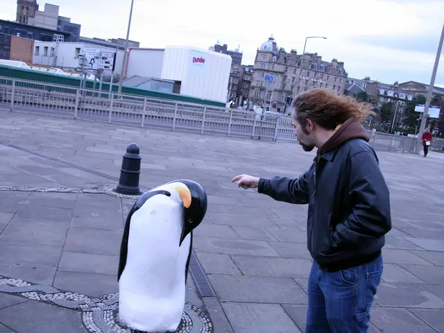 Sculpture adorned with fencing motifs given to Goethe-Gymnasium