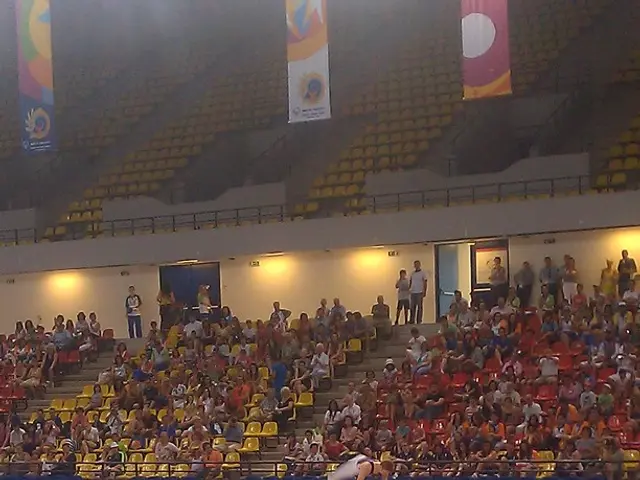 Performance of Juggling Four Balls at Once